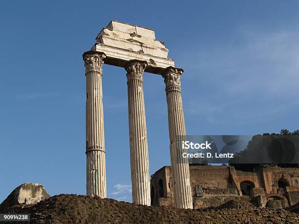 Três Roman Colunas - Fotografias de stock e mais imagens de Grego clássico - Grego clássico, Três Objetos, Arcaico