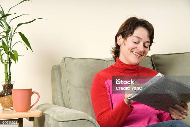 De Lectura Foto de stock y más banco de imágenes de Adulto - Adulto, Adulto joven, Alegre