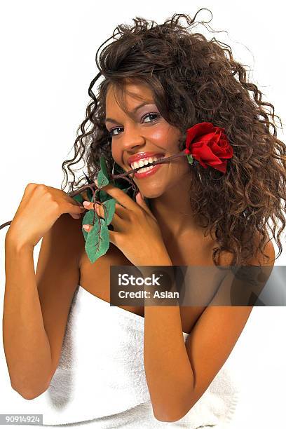 Piękna Kobieta Z Czerwona Róża - zdjęcia stockowe i więcej obrazów Czerwony - Czerwony, Dorosły, Dzień
