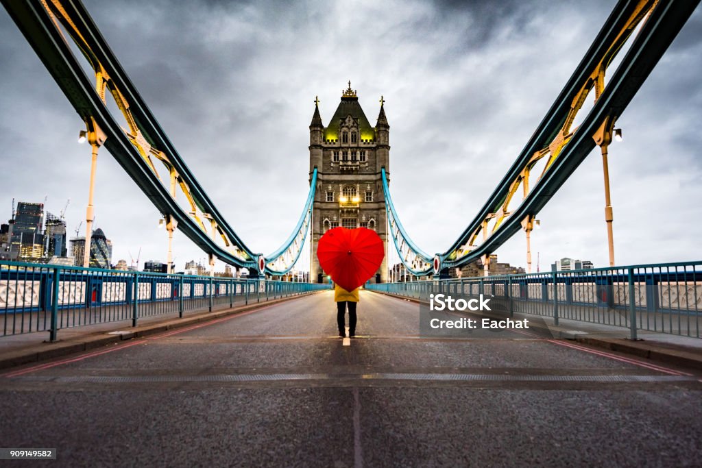 Mädchen mit Regenschirm Herzform auf Tower Bridge, London - Lizenzfrei London - England Stock-Foto