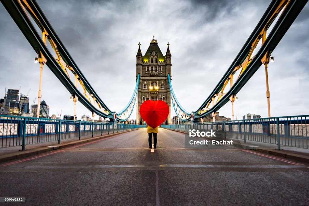 Chica con paraguas en forma de corazón en el Tower Bridge, Londres - Foto de stock de Londres - Inglaterra libre de derechos