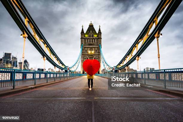 Photo libre de droit de Fille Avec Coeur En Forme De Parapluie Sur Tower Bridge Londres banque d'images et plus d'images libres de droit de Londres