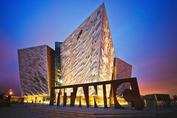 puesta de sol sobre belfast titanic, belfast, irlanda del norte, reino unido - titanic museum in belfast northern ireland fotografías e imágenes de stock