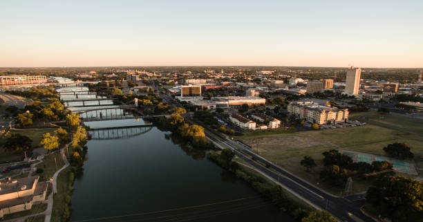 architettura della città sul lungomare del fiume waco texas - waco foto e immagini stock