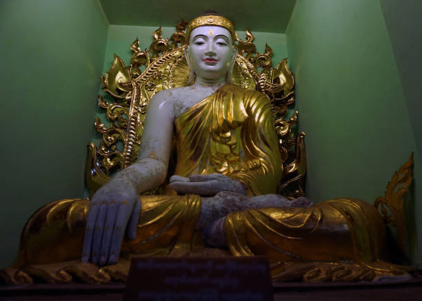 pagoda shwedagon il punto di riferimento iconico - burmese culture foto e immagini stock