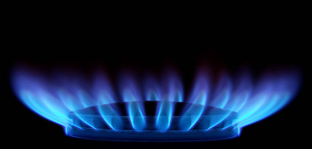 синий пламя на черном (газовая печь с стороны - blue gas flame стоковые фото и изображения