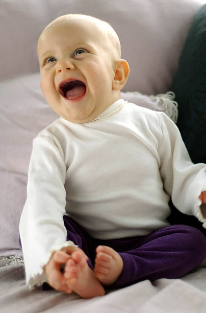 Śmiech dziecka brzuch – zdjęcie