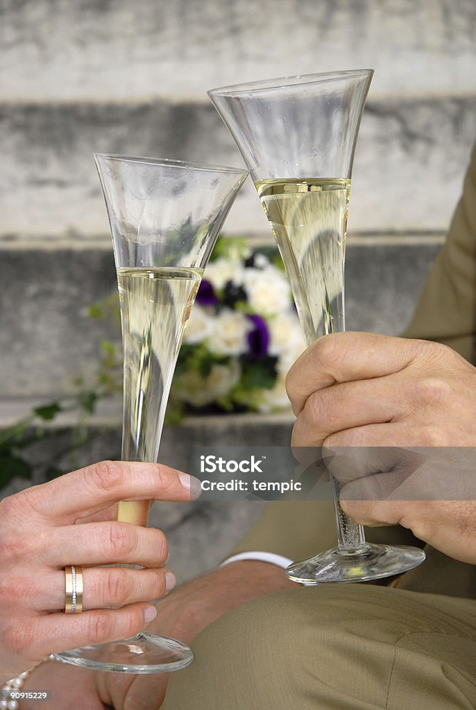 Beber champanhe - Foto de stock de Aliança de noivado royalty-free