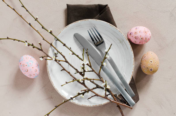 réglage de table de pâques avec des branches de printemps - retro revival food easter napkin photos et images de collection