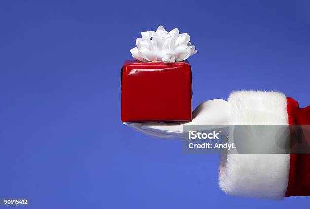 サンタ保持赤と白のクリスマスギフトのブルー - サンタクロースのストックフォトや画像を多数ご用意 - サンタクロース, お祝い, ちょう結び