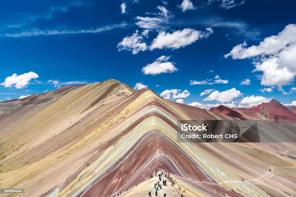 Montaña de arco iris de Vinicunca se encuentra entre Cusco y Puno en Perú. - Foto de stock de Montaña libre de derechos