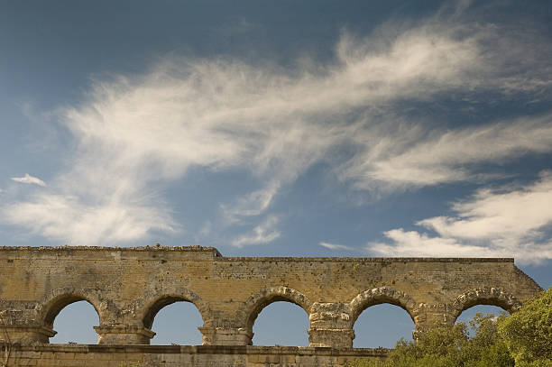 romano antigo aqueduto, a ponte gard, frança - aqueduct roman ancient rome pont du gard - fotografias e filmes do acervo