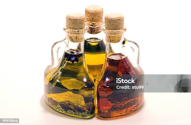 Tre Bottiglie Di Olio Doliva - Fotografie stock e altre immagini di Aceto - Aceto, Aceto balsamico, Alimentazione sana