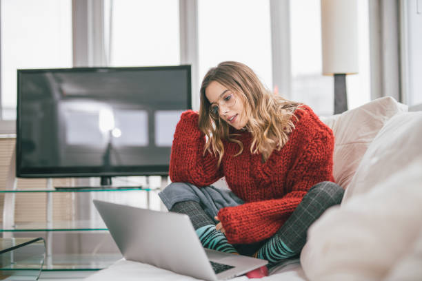 istock Casual woman at home 909158994