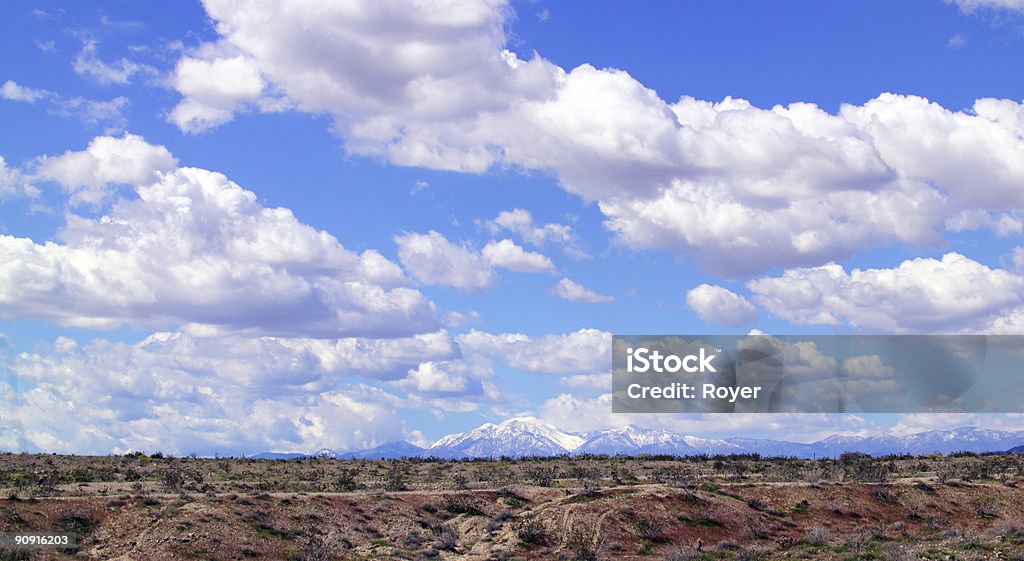 Desert valley und Berge, Wolken im winter - Lizenzfrei Camping Stock-Foto