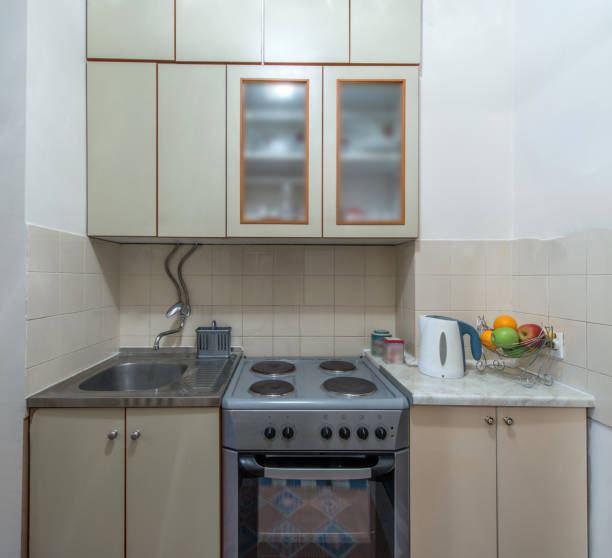 istock Little white kitchenette in ypyrtmant interior 909168362