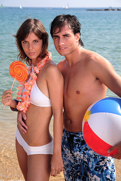 muito sexy. - swimming trunks women beach ball couple - fotografias e filmes do acervo