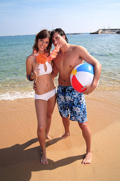 bobo casal. - swimming trunks women beach ball couple - fotografias e filmes do acervo