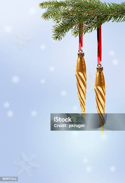 Decorações De Natal Em Fundo Azul Inverno - Fotografias de stock e mais imagens de Amarelo - Amarelo, Bola de Árvore de Natal, Comemoração - Conceito