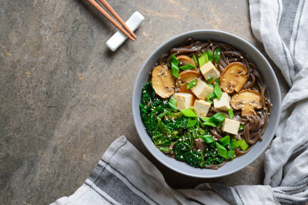 sopa vegetariana con champiñones col y fideos soba - noodle soup fotografías e imágenes de stock