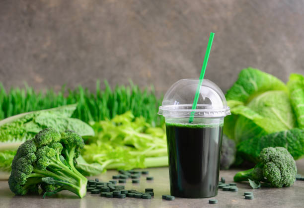 detox grüne smoothies mit spirulina und anderen grünen - chlorophyll green smoothie smoothie vegetable stock-fotos und bilder