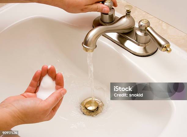 Photo libre de droit de Se Laver Les Mains banque d'images et plus d'images libres de droit de Bonde - Bonde, Eau courante, Lavabo et évier