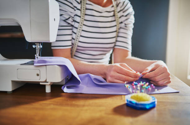 primo piano delle mani cucite - sewing tailor sewing machine women foto e immagini stock