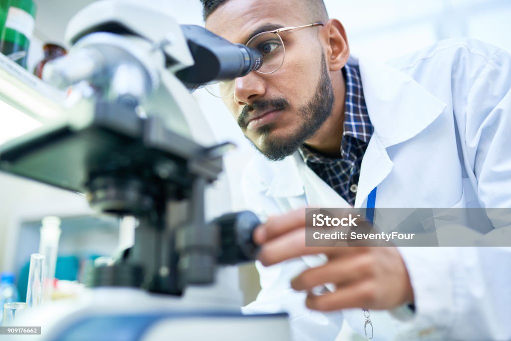 Scienziato che usa il microscopio in laboratorio - Foto stock royalty-free di Laboratorio