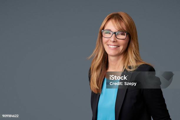 Foto de Retrato De Mulher De Negócios Maduros e mais fotos de stock de Mulher de Negócios - Mulher de Negócios, Figura para recortar, Mulheres