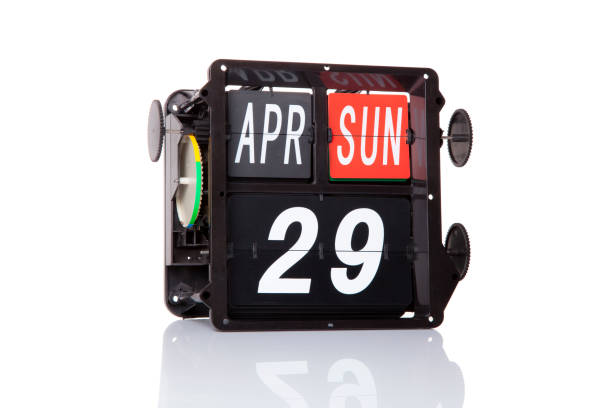 istock Vintage Mechanical calendar retro isolated 909187322