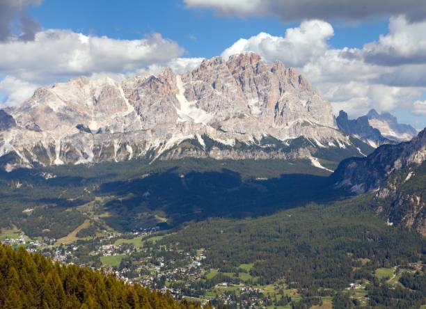 vista da cristallo gruppe, perto de cortina d ampezzo - crystal - fotografias e filmes do acervo