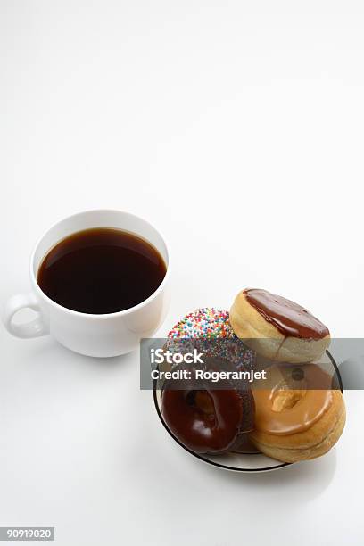 Caffè E Un Piatto Di Doughnuts Donuts - Fotografie stock e altre immagini di Bombolone - Bombolone, Bombolone al cioccolato, Caffè - Bevanda
