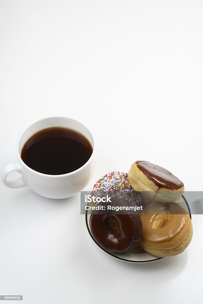 コーヒーとドーナツドーナッツ」のプレート - おやつのロイヤリティフリーストックフォト