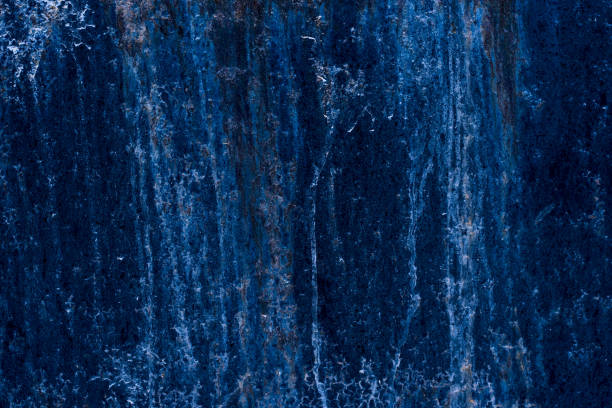 istock Old metal surface painted in bright blue color - grunge background 909190864