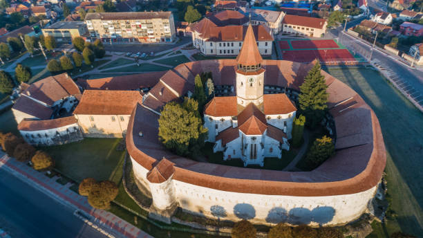 vue aérienne de prejmer église fortifiée. brasov, roumanie - prejmer fortress photos et images de collection