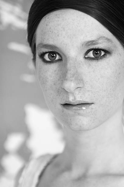 istock green eyes, yellow wall but no color 90919277