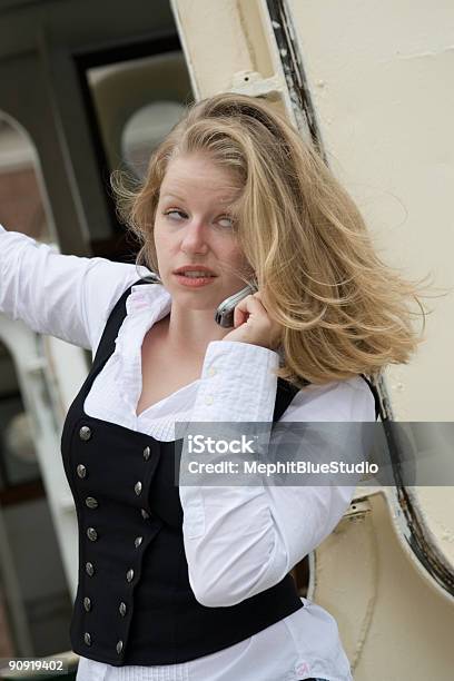 Jovem Mulher Enjoado Pela Chamada Telefónica - Fotografias de stock e mais imagens de A usar um telefone - A usar um telefone, Adulto, Comunicação