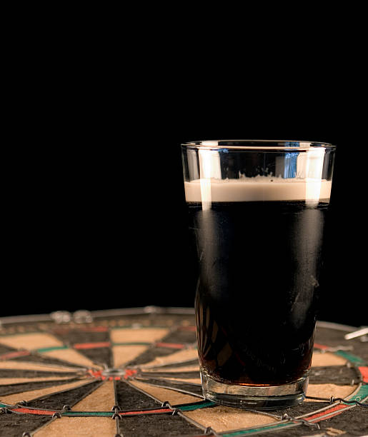 abnäher und bier - beer dartboard sport pub stock-fotos und bilder