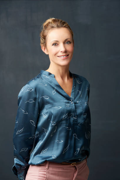 istock Smiling lady portrait 909197066