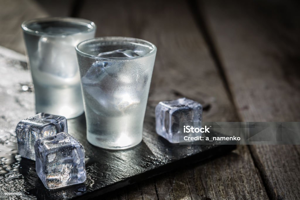 Vodka en verres sur fond bois rustique - Photo de Vodka libre de droits
