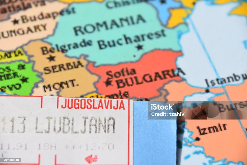 Mapa y sellos de Yugoslavia - Foto de stock de Antigua Yugoslavia libre de derechos