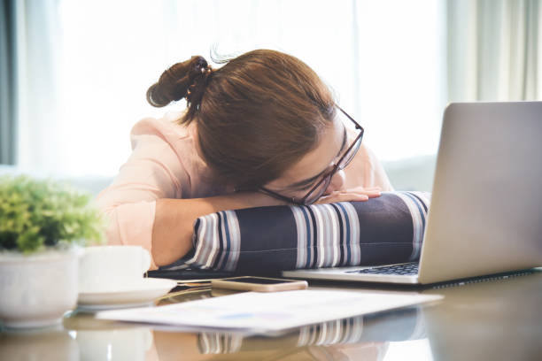 istock Businesswoman sleeping on desk. 909200988