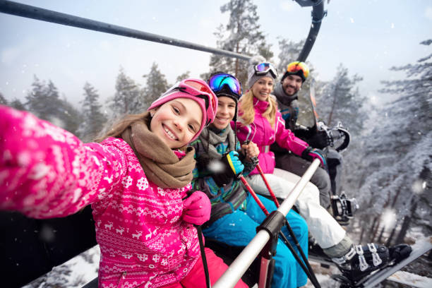 famiglia felice in funivia salire sul terreno sciistico - skiing family winter snow foto e immagini stock