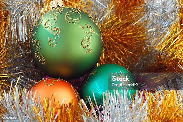 Bolas De Natal De Cor - Fotografias de stock e mais imagens de Amarelo - Amarelo, Azul, Baile noturno