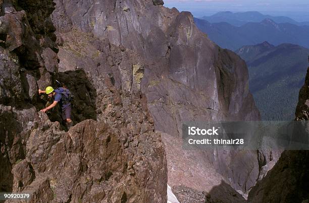 Foto de Travessia De Perigo e mais fotos de stock de Adversidade - Adversidade, Agarrar, Aspiração