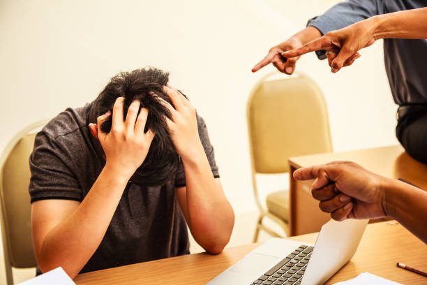 dedo, señalar, criticar, culpar. conflicto en el negocio trabajo en equipo. un hombre miró hacia abajo y culpable de la acusación. que error o error. - embarrassment men business guilt fotografías e imágenes de stock