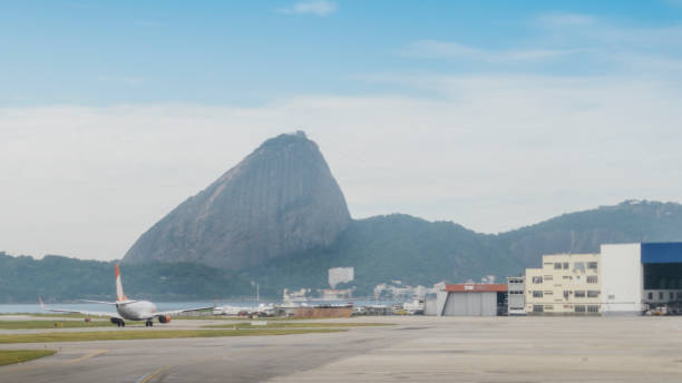 avião e pão de açúcar no rio de janeiro - rio de janeiro guanabara bay residential structure urca - fotografias e filmes do acervo