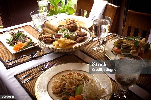 Comida Tailandesa En La Tabla Foto de stock y más banco de imágenes de Agua potable - Agua potable, Alimento, Alimentos cocinados