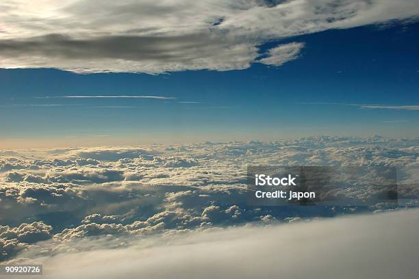 Foto de Entre O Céu e mais fotos de stock de Acima - Acima, Avião, Azul