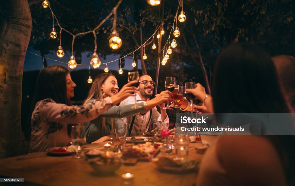 友達ワインと素朴なディナー パーティーでビールで乾杯 - 友情のロイヤリティフリーストックフォト